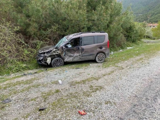 Kamyon ile hafif ticari araç çarpıştı: 5 yaralı
