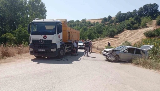 Kamyon ile otomobil kafa kafaya çarpıştı
