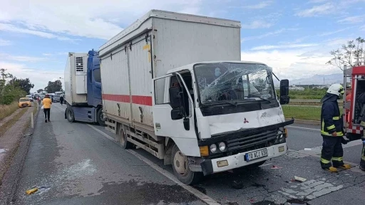 Kamyon, kırmızı ışıkta bekleyen tıra &ccedil;arptı: 2 yaralı
