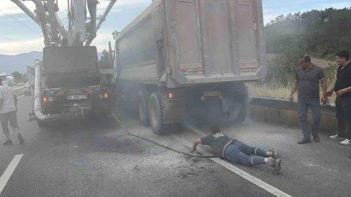 Kamyon lastiğinde &ccedil;ıkan yangını, pompa ve mikser s&uuml;r&uuml;c&uuml;leri s&ouml;nd&uuml;rd&uuml;

