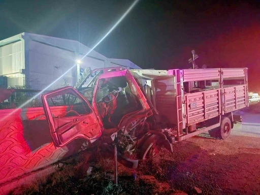 Kamyon &ouml;nce trakt&ouml;re sonra duvara &ccedil;arptı: 1 &ouml;l&uuml;, 3 yaralı
