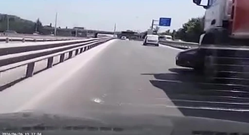 Kamyon otomobili &ouml;n&uuml;ne alıp metrelerce s&uuml;r&uuml;kledi: O anlar ara&ccedil; kamerasına yansıdı
