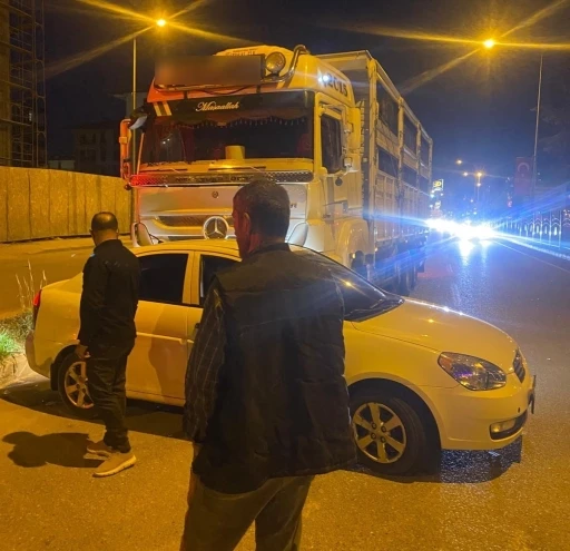 Kamyon otomobili s&uuml;r&uuml;kledi

