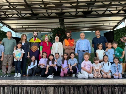 Kamyon tiyatrosu G&uuml;m&uuml;şova ve G&ouml;lyaka&rsquo;da &ccedil;ocuklarla buluştu
