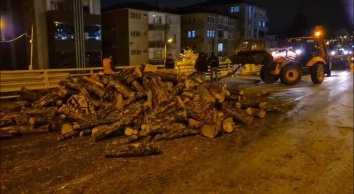 Kamyondan kara yoluna d&ouml;k&uuml;len odunlar kaldırıldı
