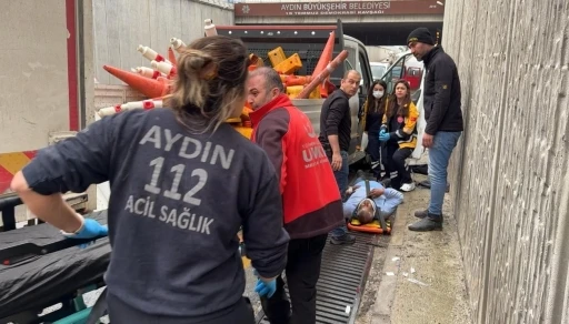 Kamyonet, altgeçitte çalışma yapan işçilerin aracına çarptı: 6 yaralı
