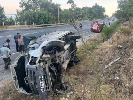 Kamyonet devrildi s&uuml;r&uuml;c&uuml; yaralı kurtuldu
