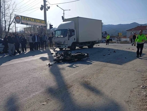 Kamyonet ile &ccedil;arpışan motosikletin s&uuml;r&uuml;c&uuml;s&uuml; hayatını kaybetti
