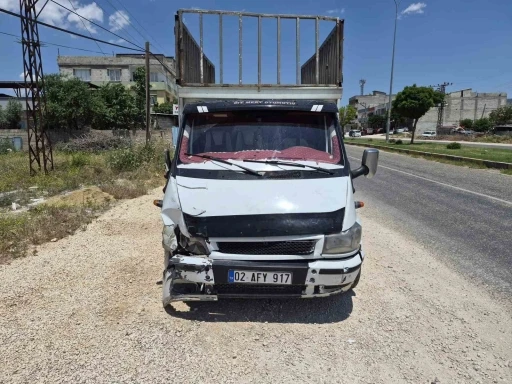 Kamyonet ile &ccedil;arpışan motosikletin s&uuml;r&uuml;c&uuml;s&uuml; yaralandı
