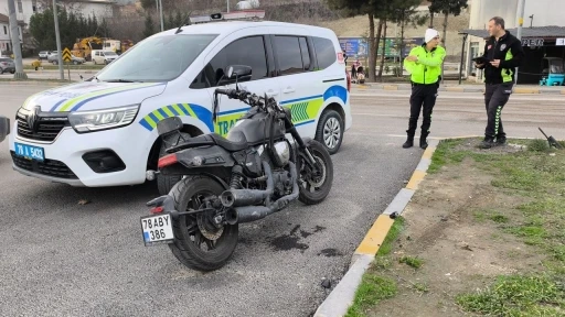 Kamyonet ile &ccedil;arpışan motosikletteki 2 kişi yaralandı
