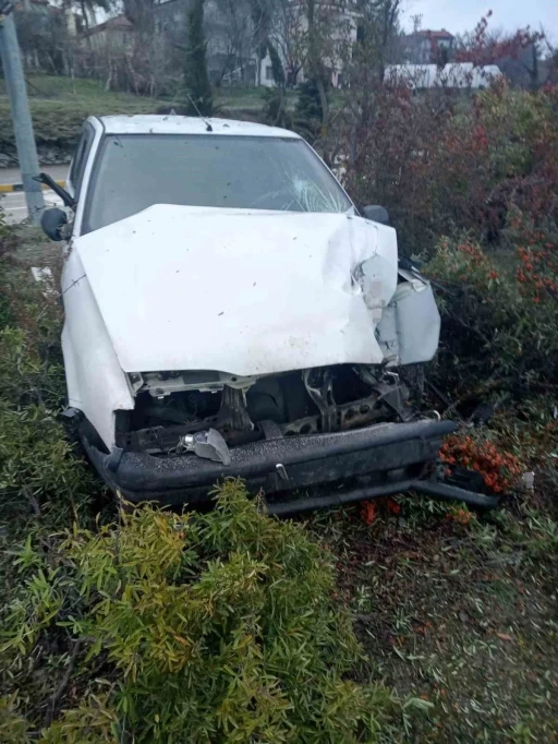 Kamyonet ile &ccedil;arpışan otomobildeki 3 kişi yaralandı
