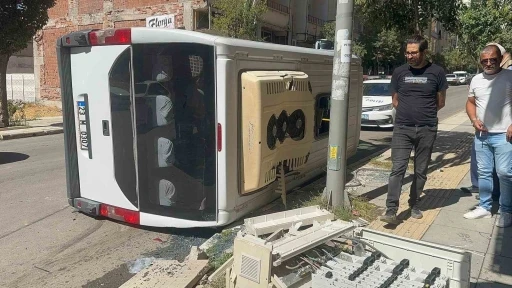 Kamyonet ile çarpışan yolcu minibüsü devrildi
