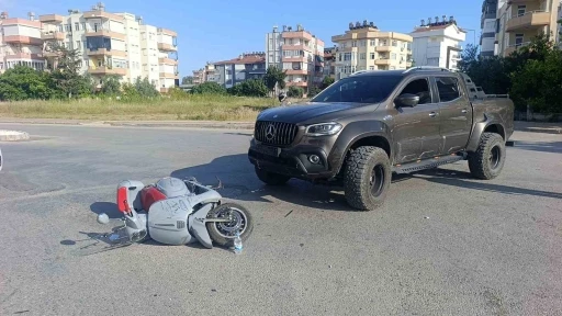 Kamyonet ile motosiklet &ccedil;arpıştı: 1 yaralı

