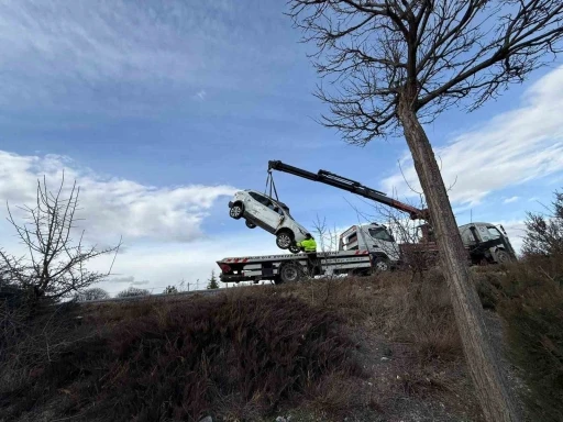 Kamyonet ile otomobil &ccedil;arpıştı, 3 kişi yaralandı

