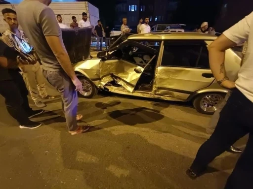 Kamyonet ile otomobil çarpıştı: 4 yaralı
