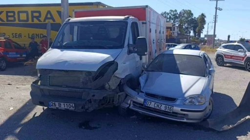 Kamyonet ile otomobilin &ccedil;arpışma anı kamerada: 2 yaralı
