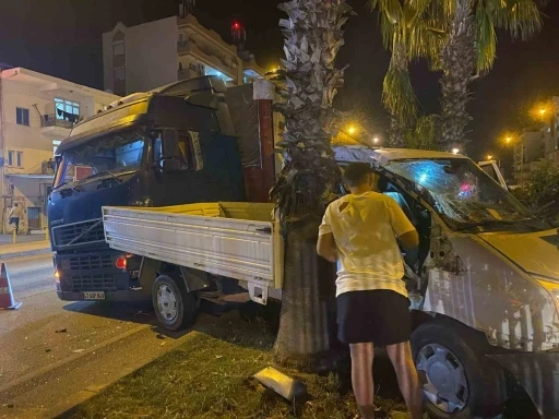 Kamyonet ile tır çarpıştı: 1 yaralı
