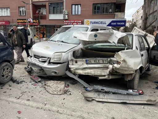 Kamyonet, kırmızı ışıkta bekleyen 7 aracın arasına daldı: 2 yaralı
