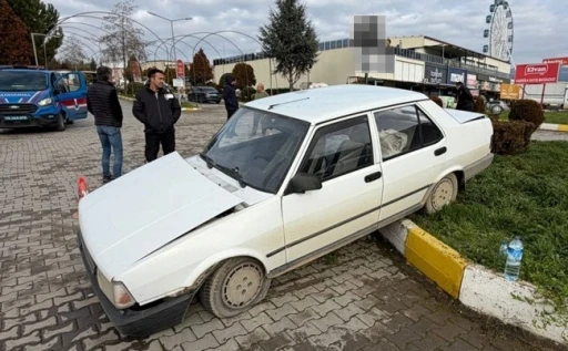 Kamyonet otomobile &ccedil;arptı: 2 yaralı
