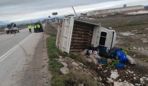 Kamyonet şarampole devrildi, s&uuml;r&uuml;c&uuml; kazayı yaralanmadan atlattı
