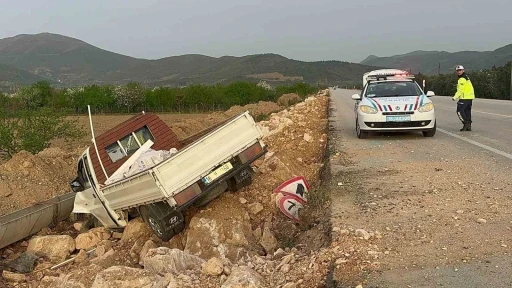 Kamyonet şarampole uçtu : 1 yaralı
