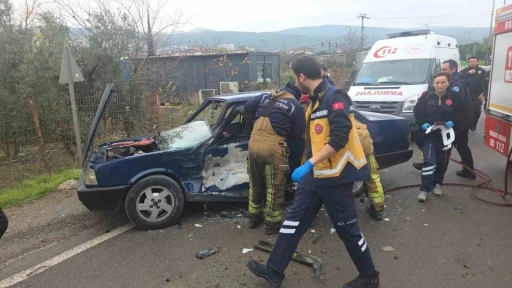 Kamyonet ters y&ouml;nden gelen otomobile &ccedil;arptı
