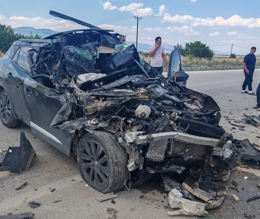 Kamyonete &ccedil;arpan otomobil hurdaya d&ouml;nd&uuml;: 1 yaralı

