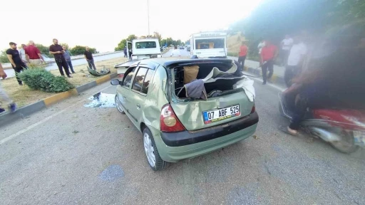 Kamyonete &ccedil;arpan otomobil karşı şeride ge&ccedil;ti: 2 yaralı
