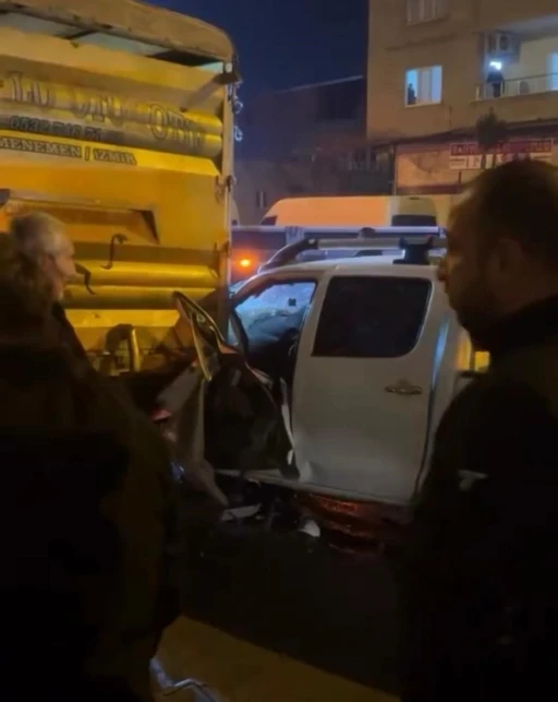 Kamyonete &ccedil;arpan pikabın s&uuml;r&uuml;c&uuml;s&uuml; sıkıştığı yerden itfaiye ekiplerince &ccedil;ıkartıldı
