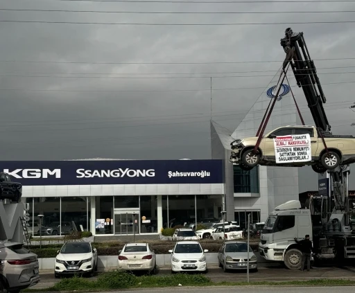 Kamyoneti vin&ccedil; ile asıp firma &ouml;n&uuml;nde eylem yaptı
