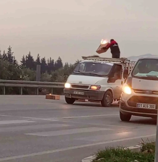 Kamyonetin alevlere teslim olmasının &ouml;n&uuml;ne s&uuml;r&uuml;c&uuml;n&uuml;n gayreti ge&ccedil;ti
