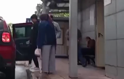 Kamyonetin altında kaldılar, y&uuml;r&uuml;yerek taburcu oldular
