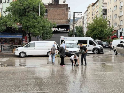Kamyonetin arka kapağı a&ccedil;ılınca karpuzlar yola sa&ccedil;ıldı
