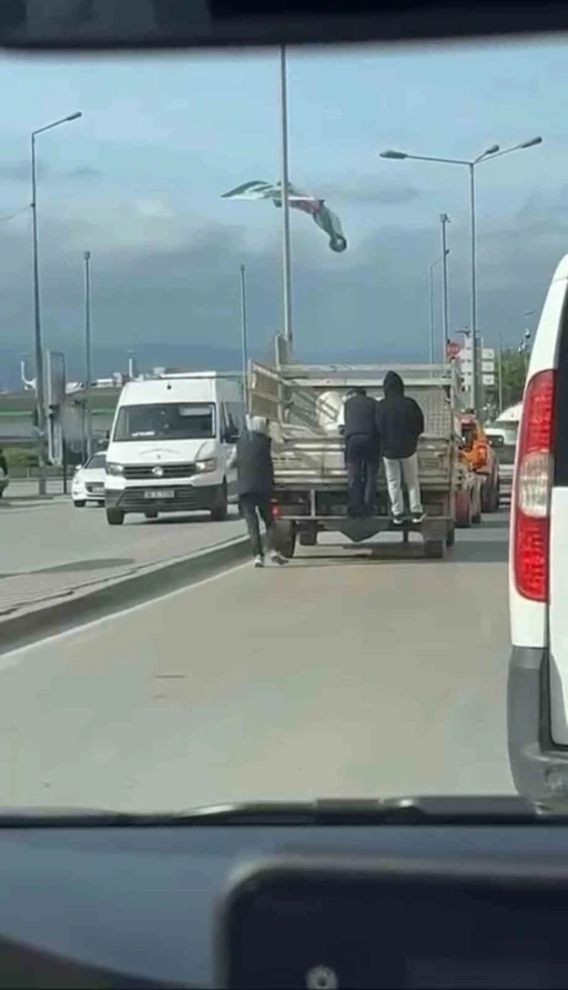 Kamyonetin arkasına tutunarak seyahat ettiler
