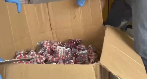 Kamyonetin kasasından 300 bin sentetik ecza hap ele ge&ccedil;irildi
