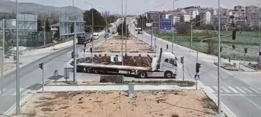 Kamyonetin otomobilin &uuml;zerine devrildiği kaza kamerada
