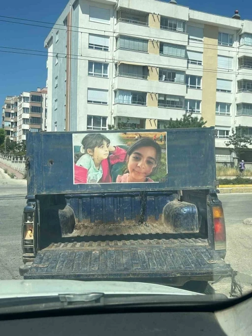 Kamyonetinin arkasına katledilen Narin’in fotoğrafını yapıştırdı
