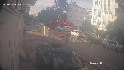 Kamyonetle &ccedil;arpışan motosikletin s&uuml;r&uuml;c&uuml;s&uuml; kazayı kask sayesinde kazayı hafif sıyrıklarla atlattı
