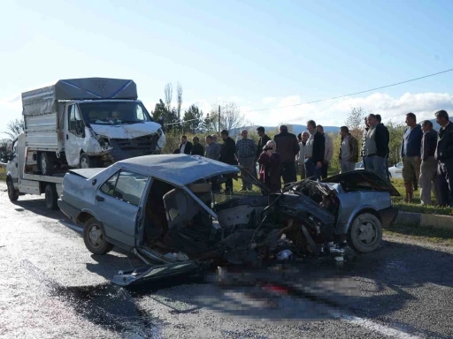 Kamyonetle &ccedil;arpışan Tofaş ikiye b&ouml;l&uuml;nd&uuml;, s&uuml;r&uuml;c&uuml; hayatını kaybetti
