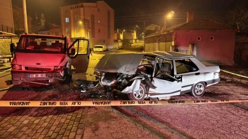 Kamyonetle otomobil &ccedil;arpıştı, 3 kişi yaralandı
