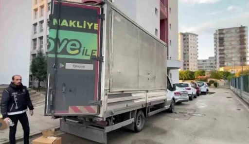 Kamyonetten 4 milyon 500 bin ka&ccedil;ak makaron &ccedil;ıktı
