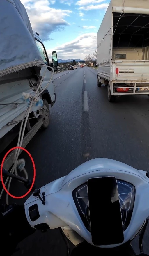 Kamyonetten sarkan ipe dolanan motosikletli &ouml;l&uuml;mle burun buruna geldi
