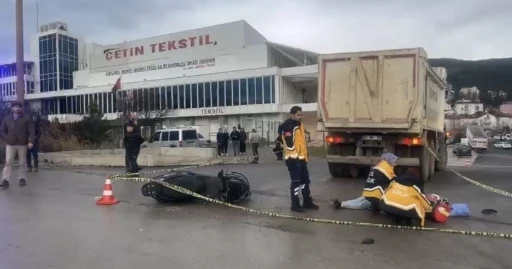 Kamyonla &ccedil;arpışan motosiklet s&uuml;r&uuml;c&uuml;s&uuml; hayatını kaybetti

