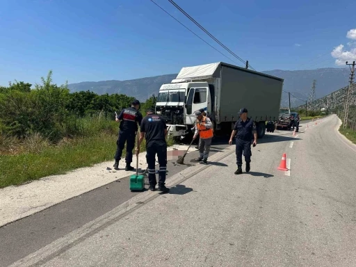 Kamyonla &ccedil;arpışan motosikletli hayatını kaybetti
