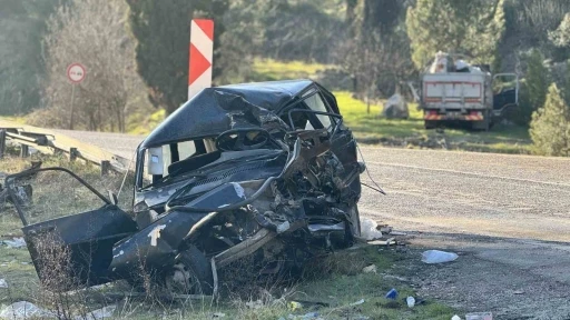 Kamyonla &ccedil;arpışan otomobil demir yığınına d&ouml;nd&uuml;: 1 &ouml;l&uuml;, 5 yaralı
