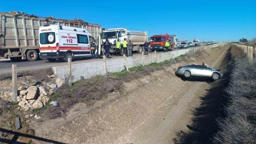 Kamyonla &ccedil;arpışan otomobilin s&uuml;r&uuml;c&uuml;s&uuml; hayatını kaybetti
