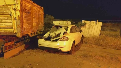 Kamyonla &ccedil;arpışan otomobilin s&uuml;r&uuml;c&uuml;s&uuml; yaralandı
