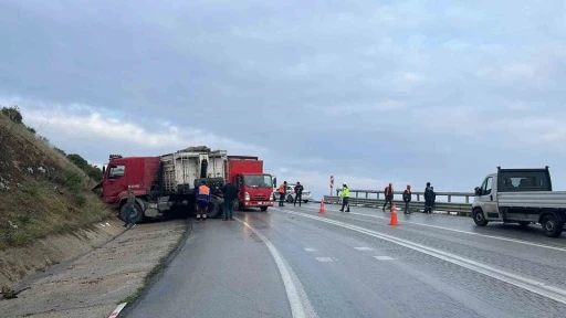 Kamyonlar kafa kafaya &ccedil;arpıştı
