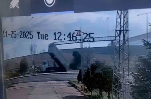 Kamyonun açılan damperi direkleri yıktı, o anlar kameraya yansıdı
