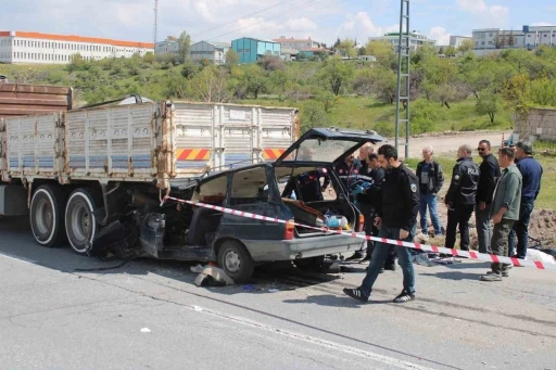 Kamyonun altına giren otomobildeki anne &ouml;ld&uuml;, oğlu ağır yaralandı

